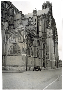 883948 Gezicht op de Domkerk te Utrecht, uit het noordoosten, vanaf de hoek Voetiusstraat/Domstraat, na de restauratie ...